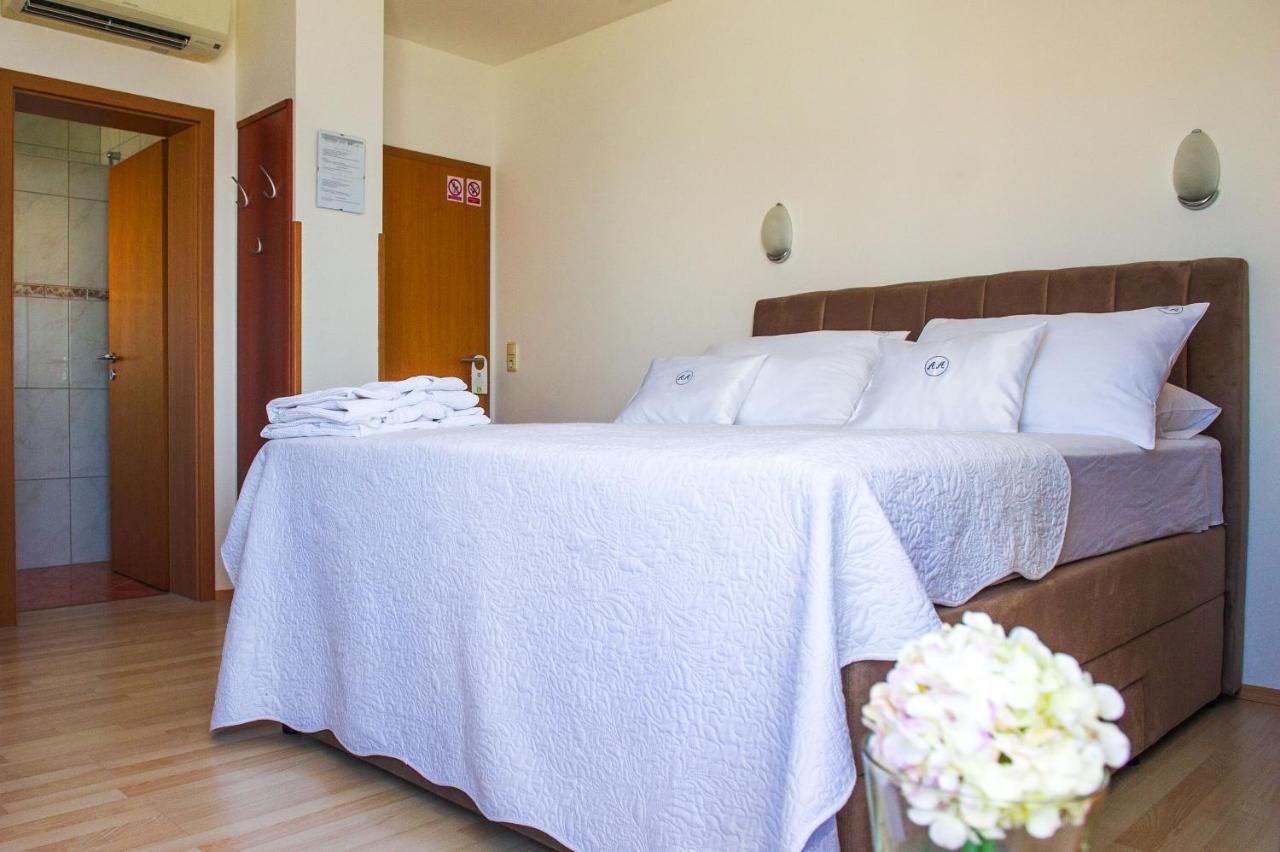 Apartment And Rooms Ana Podstrana Esterno foto