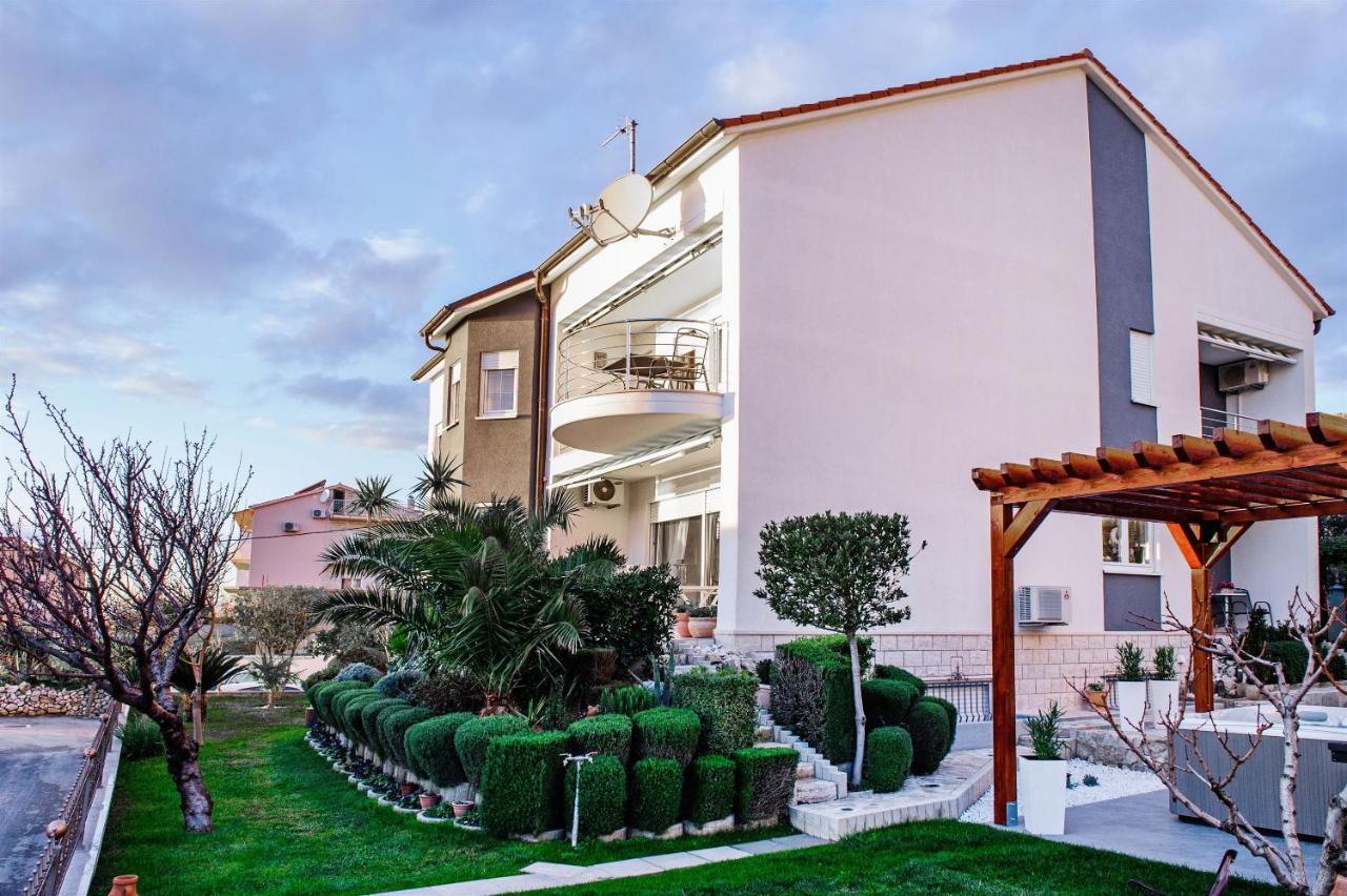Apartment And Rooms Ana Podstrana Esterno foto