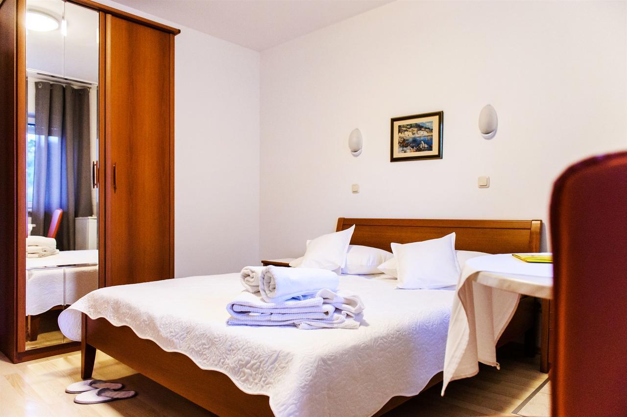 Apartment And Rooms Ana Podstrana Esterno foto