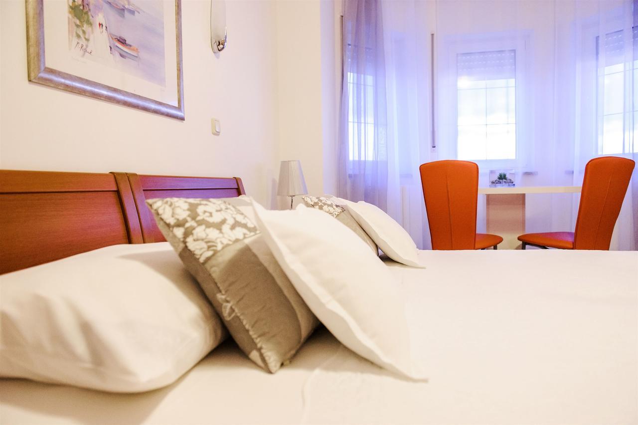 Apartment And Rooms Ana Podstrana Esterno foto