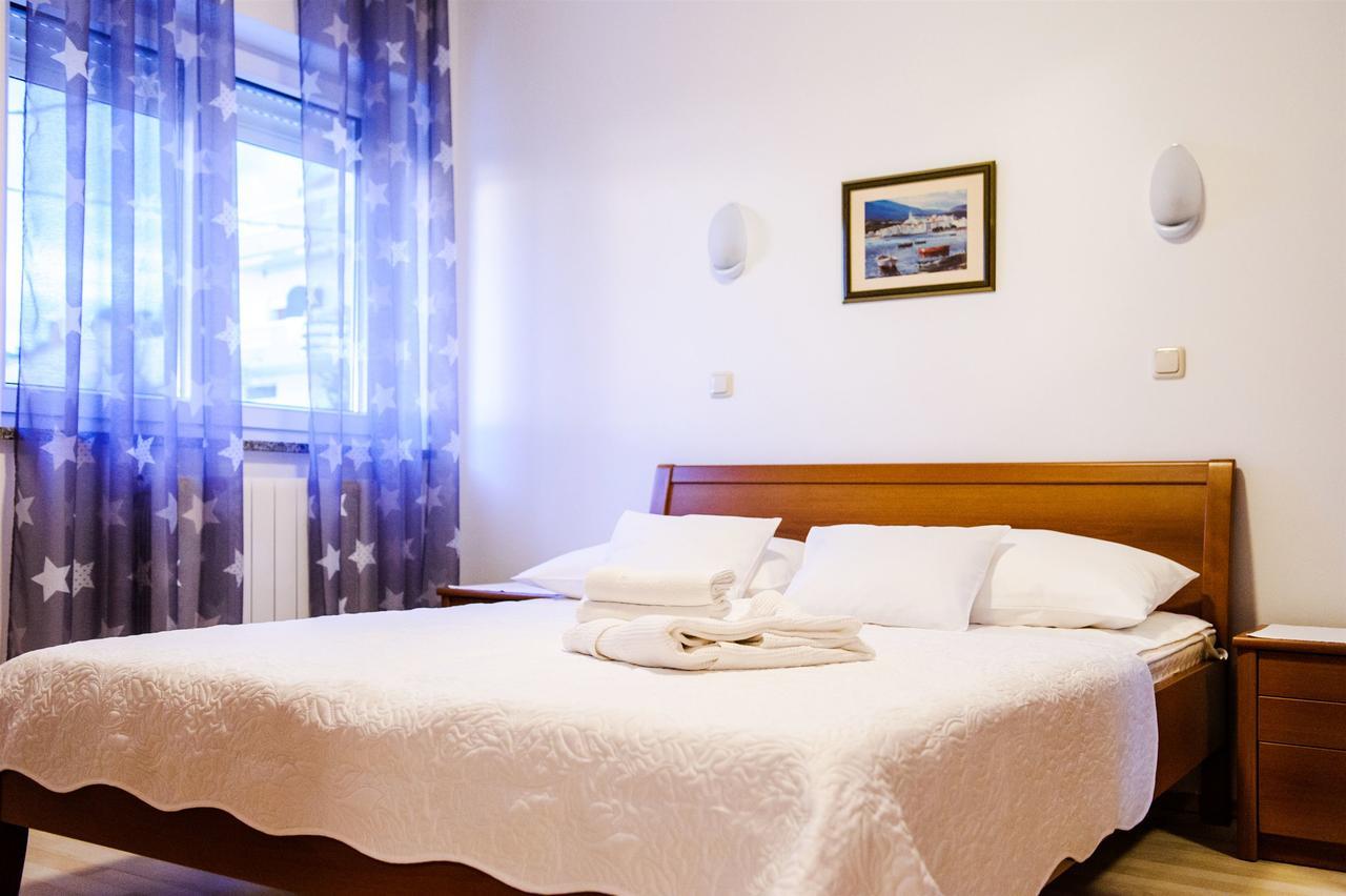 Apartment And Rooms Ana Podstrana Esterno foto